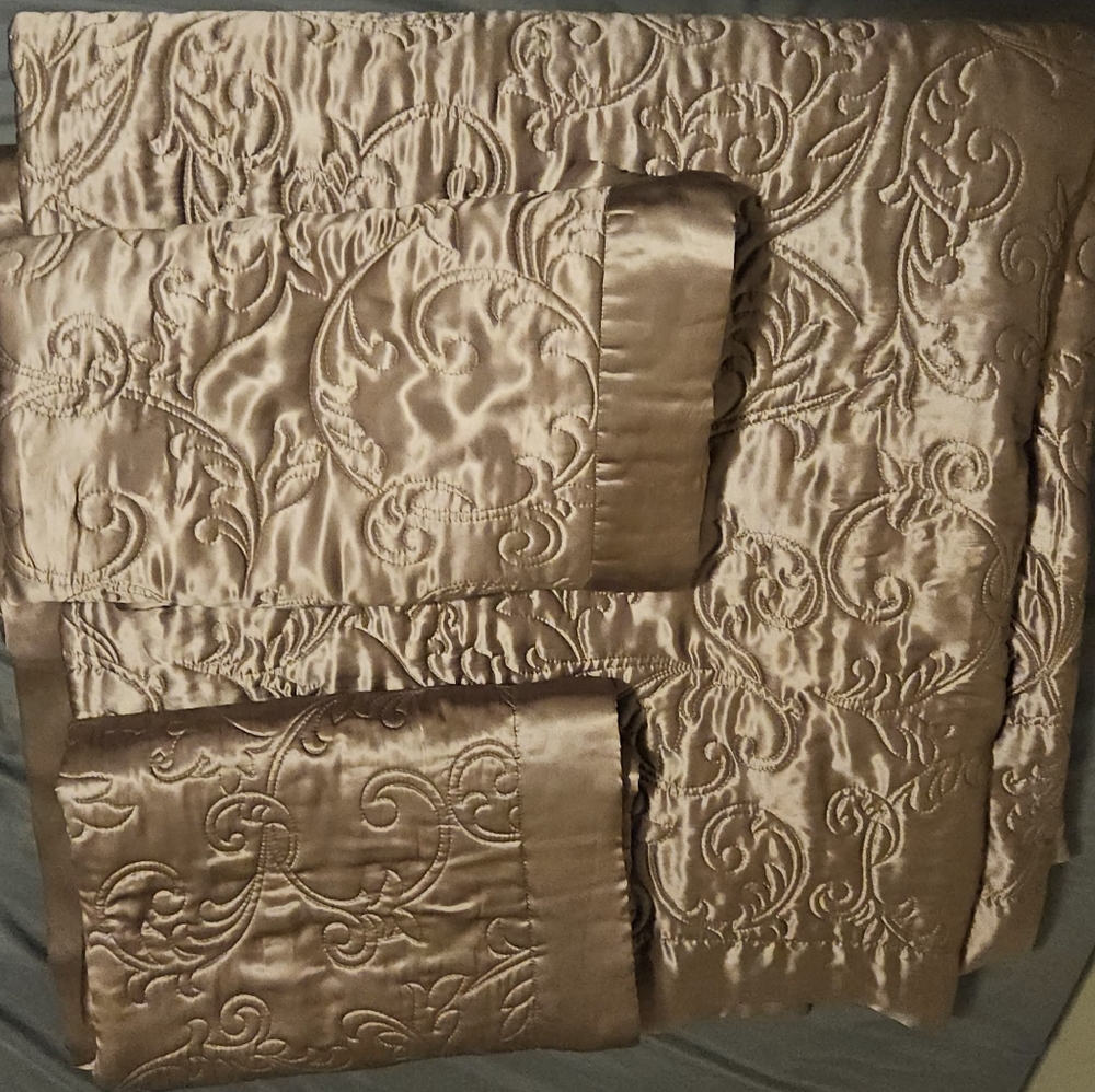 Vintage Discontinued Filedcrest Elegant 100% Silk Bedding Set